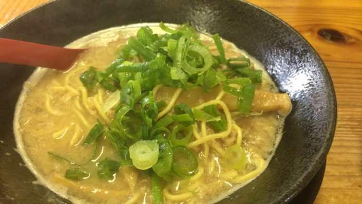 ネギをのせたラーメン