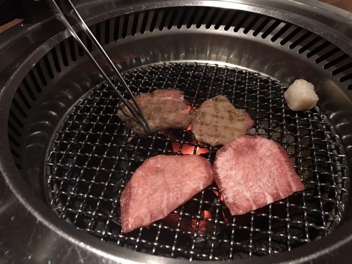 塩タンを炭火で焼く1