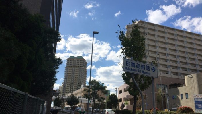 お店の前から住吉駅の方を見た景色