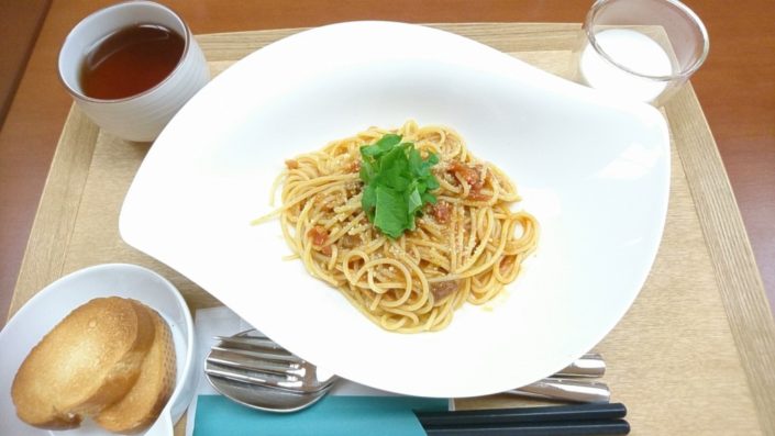 寺カフェの魚介のトマトソースパスタ