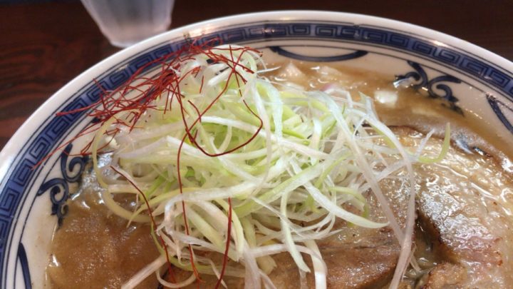 ラーメンに乗っているネギ