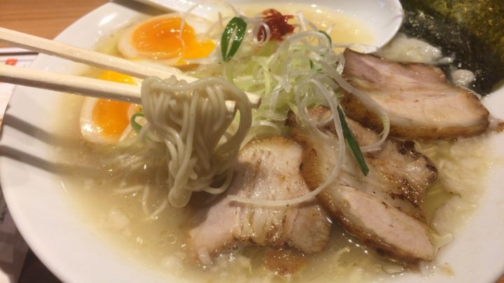 地鶏とんこつの麺