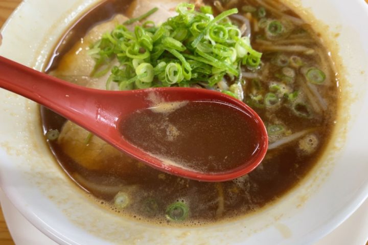 こく醤油ラーメンのスープ