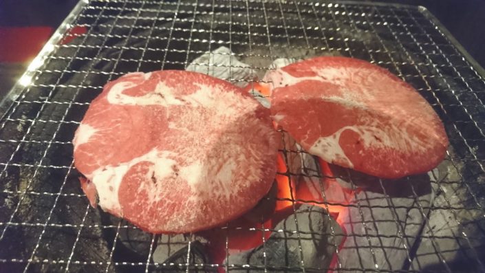 塩タンを焼いているところ