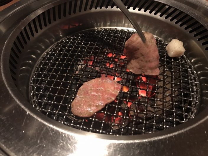 塩タンを炭火で焼く2