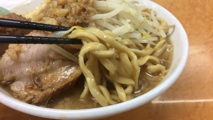 ラーメン荘 歴史を刻めの普通のラーメンの麺