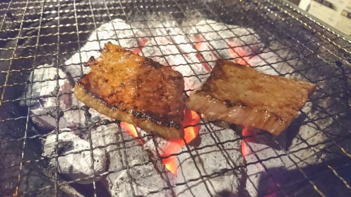 特上カルビが焼けてきた！