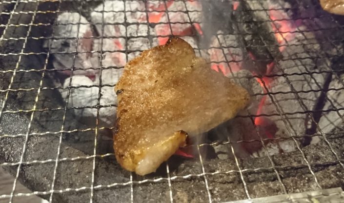 特選ロースを焼いているところ