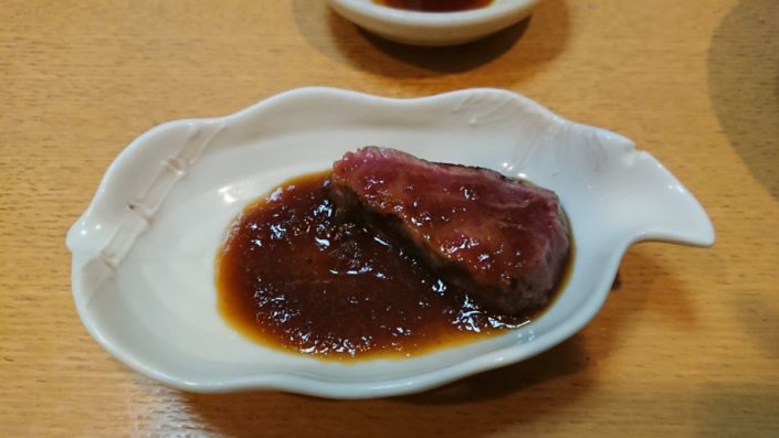 特性のタレをお肉に絡ませる