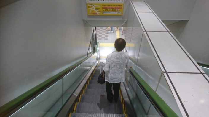 阪急六甲駅の下りエスカレーター