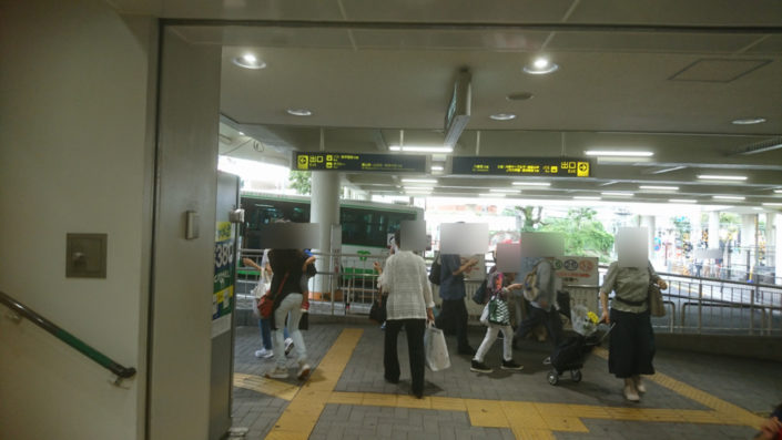 阪急六甲駅のエスカレーターを降りたところ