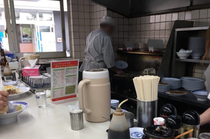 御影店で餃子を焼いている人