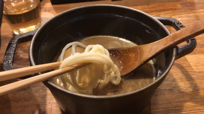 スープにつけた麺