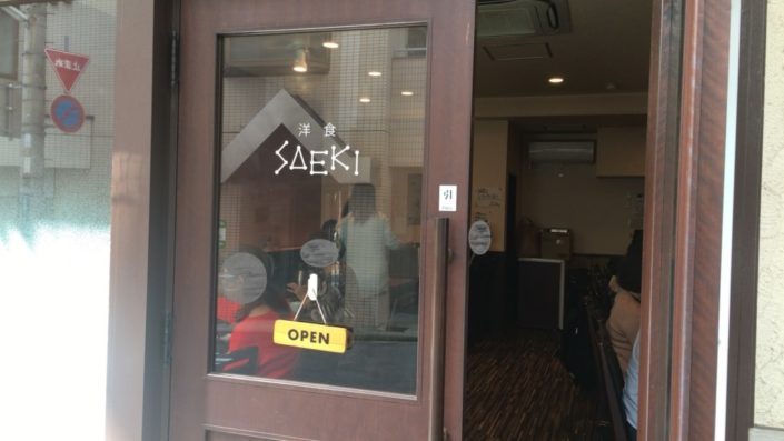 お店の外から中を見た感じ