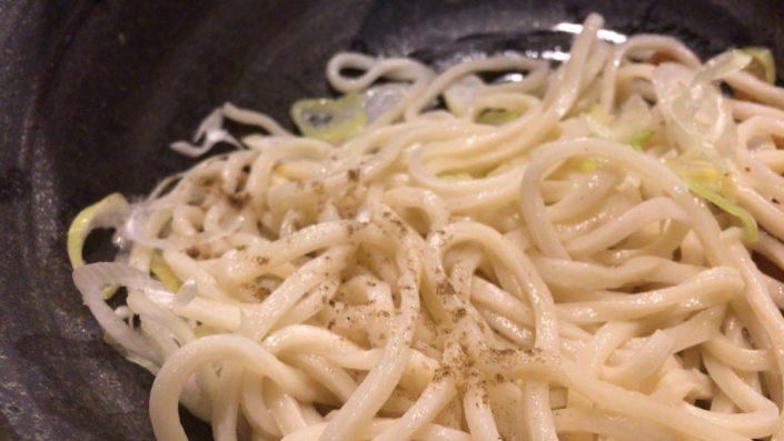 山椒をかけた麺